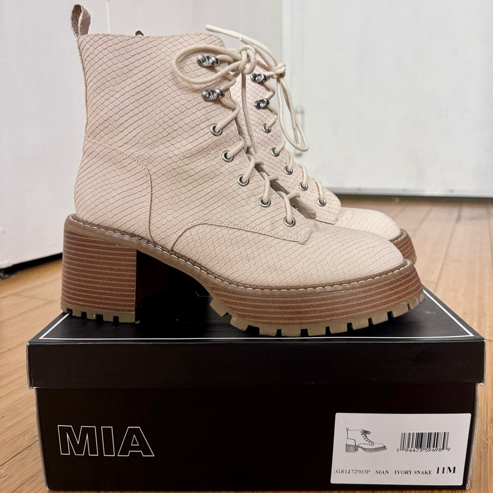 Mia ivory snake combat boots size 11
